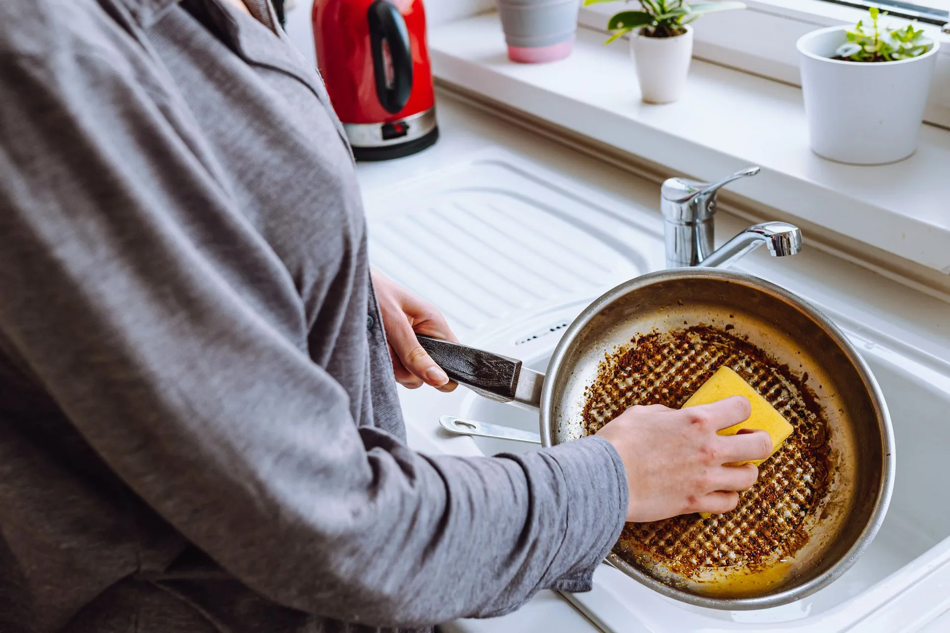 Causes of Kitchen Grease Buildup & Its Effect on Your Sink Drains